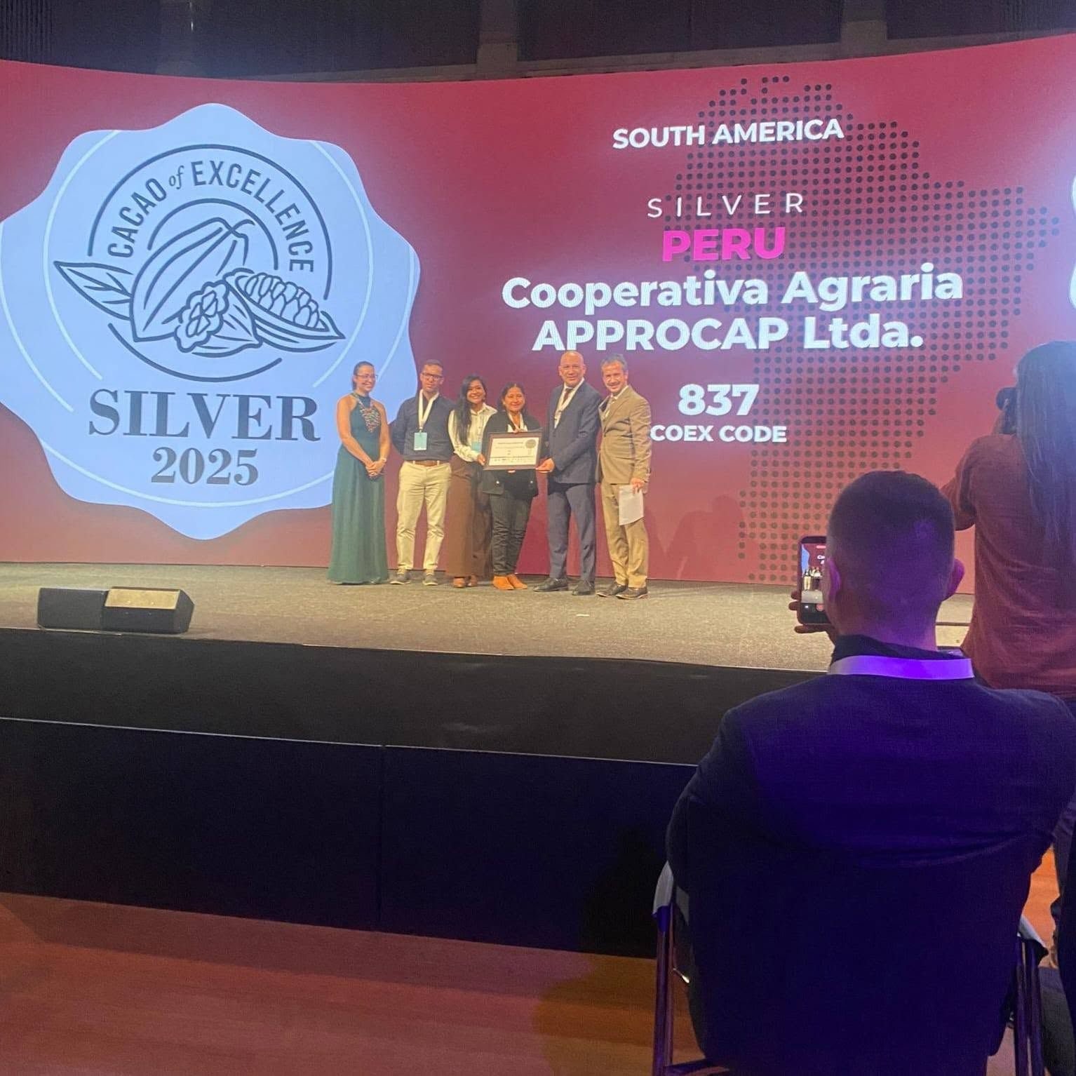 Representantes de APPROCAP recibiendo el Silver Award 2025 de Cacao of Excellence en el escenario de la ceremonia en Ámsterdam